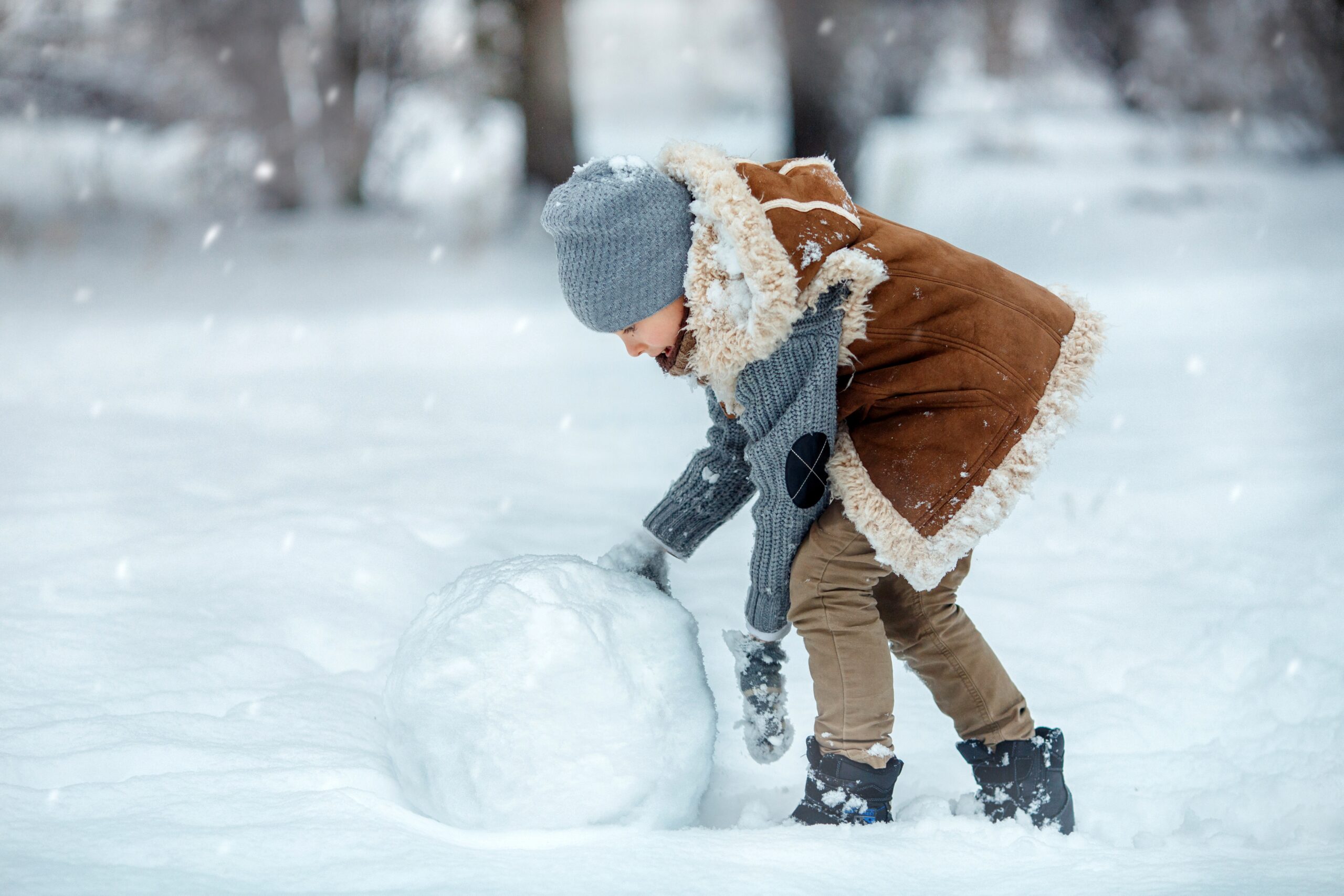 girl is making a snowman　